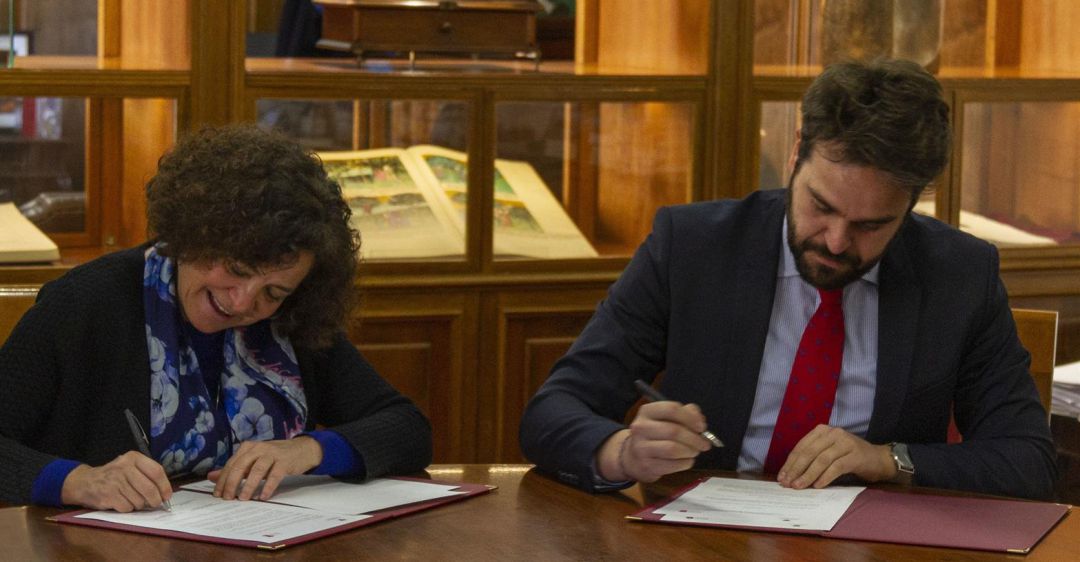 La rectora de la Universidad de Granada (UGR), Pilar Aranda, y el alcalde del Ayuntamiento de Bedmar y Garcíez, Juan Francisco Serrano, firman el acuerdo. La rectora de la Universidad de Granada (UGR), Pilar Aranda, y el alcalde del Ayuntamiento de Bedmar y Garcíez, Juan Francisco Serrano, firman el acuerdo.