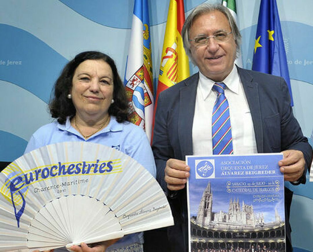 Magdalena Garrido junto al delegado municipal Paco Camas Magdalena Garrido junto al delegado municipal Paco Camas
