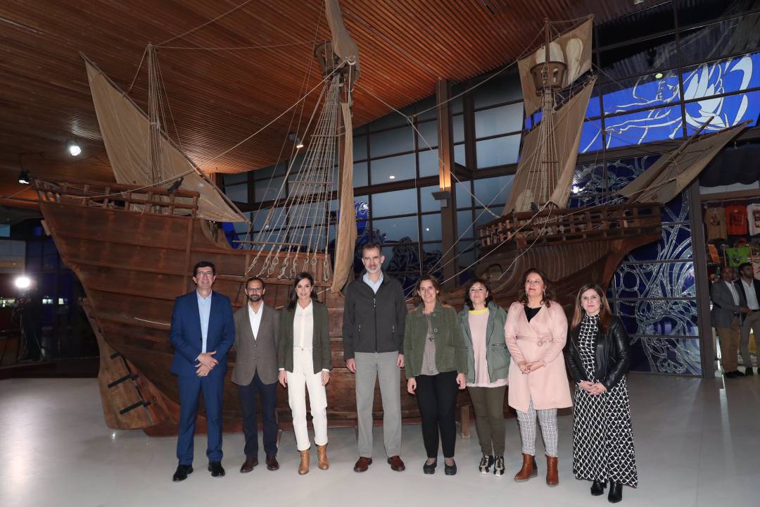 Los Reyes de España junto a la réplica de la Nao Victoria en Sanlúcar de Barrameda Los Reyes de España junto a la réplica de la Nao Victoria en Sanlúcar de Barrameda