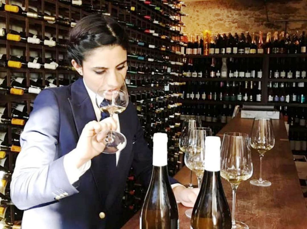 Lucía Fuentes, catando vinos en Aponiente Lucía Fuentes, catando vinos en Aponiente