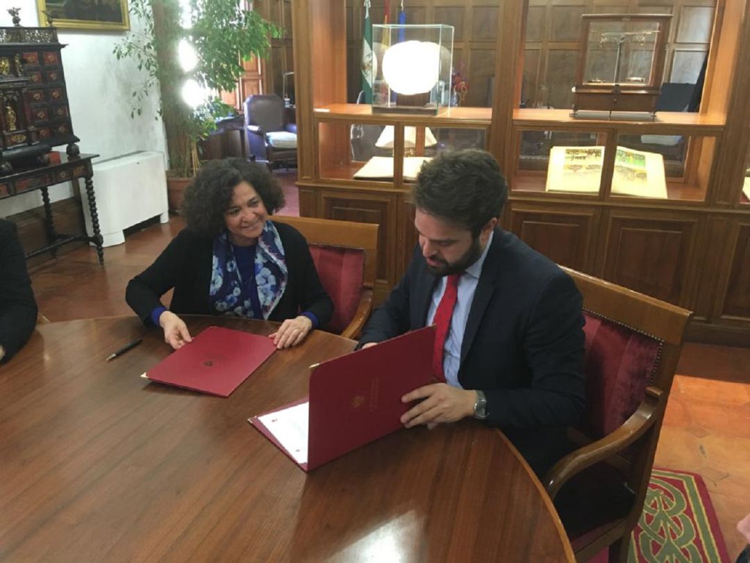 Momento de la firma del convenio entre la rectora de la Universidad de Granada, Pilar Aranda, y el alcalde de Bedmar, Juan Francisco Serrano Momento de la firma del convenio entre la rectora de la Universidad de Granada, Pilar Aranda, y el alcalde de Bedmar, Juan Francisco Serrano