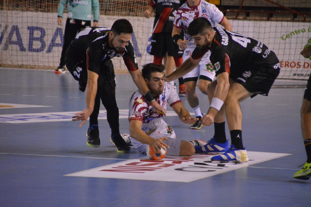 Juanjo Fernández lucha por un balón en el duelo liguero de este curso entre Ademar y Logroño Juanjo Fernández lucha por un balón en el duelo liguero de este curso entre Ademar y Logroño