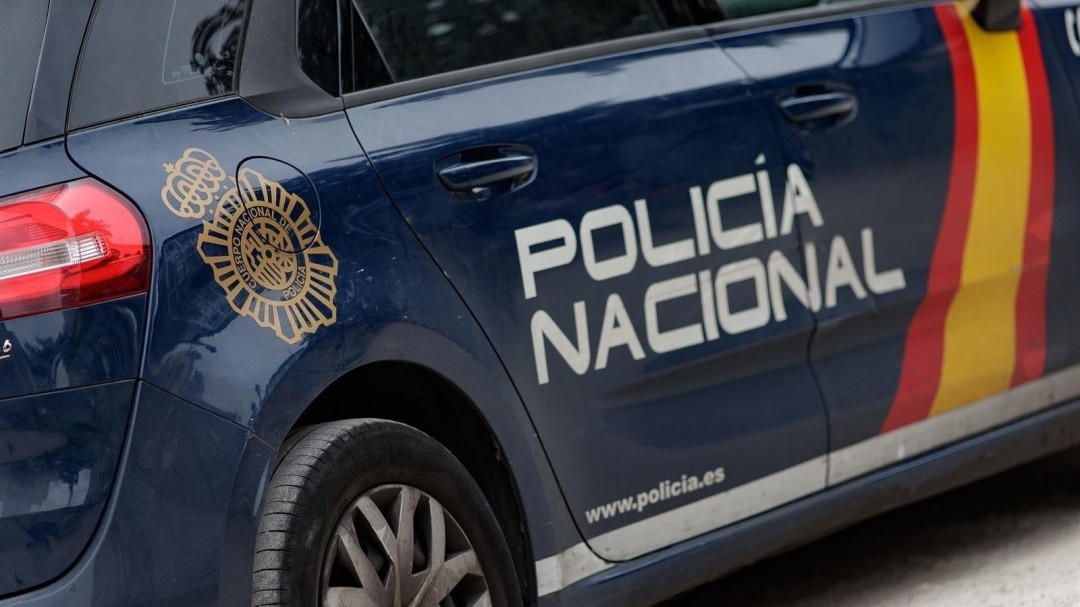 Le amenaza con difundir sus fotos íntimas, ella se presenta a la cita con la Policía y acaba detenido