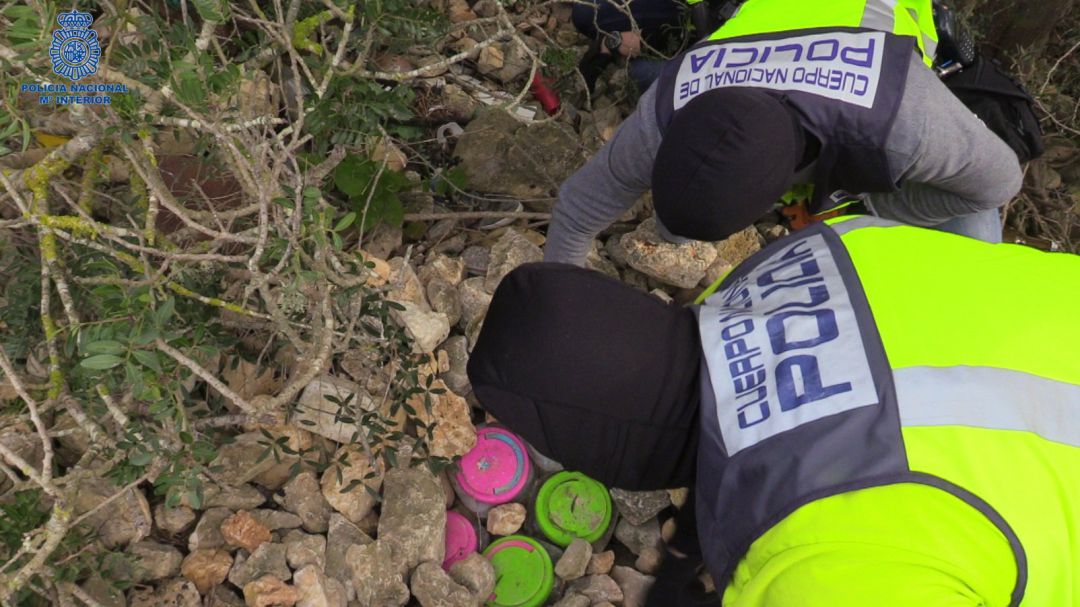 Detenidos por delitos contra la salud pública y pertenencia a grupo criminal en Mallorca.
Escondían la droga en oquedades de 'marjades'
SOCIEDAD
POLICÍA
Detenidos por delitos contra la salud pública y pertenencia a grupo criminal en Mallorca.
Escondían la droga en oquedades de 'marjades'
SOCIEDAD
POLICÍA