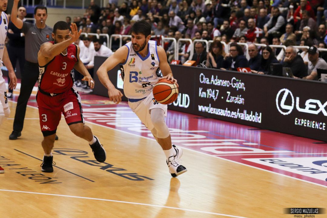 Imagen de Eric Quintela frente a un jugador del Valladolid Imagen de Eric Quintela frente a un jugador del Valladolid