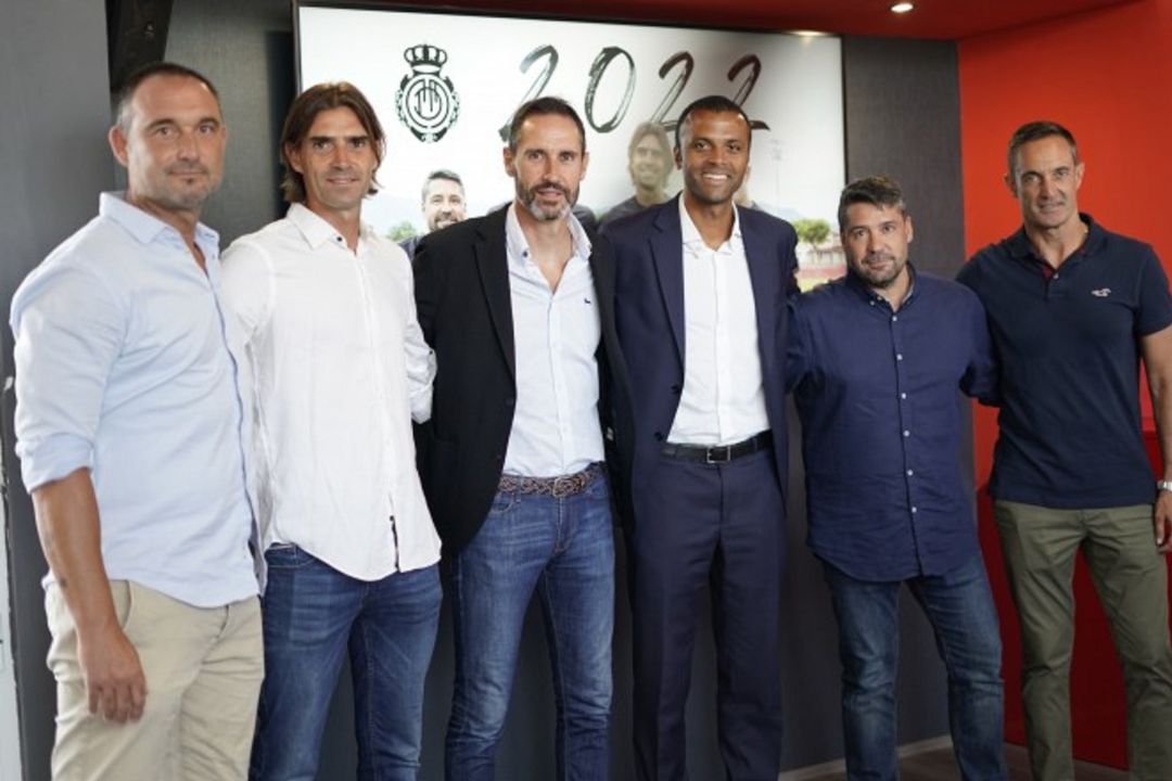 El ex consejero delegado del Real Mallorca, Maheta Molango, con el staff técnico. El ex consejero delegado del Real Mallorca, Maheta Molango, con el staff técnico.
