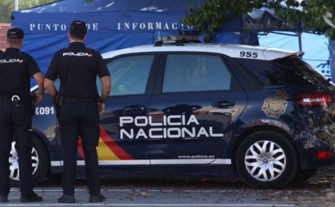 La Policía Nacional ha detenido a cuatro personas por un presunto delito de corrupción de menores en Maó. La Policía Nacional ha detenido a cuatro personas por un presunto delito de corrupción de menores en Maó.
