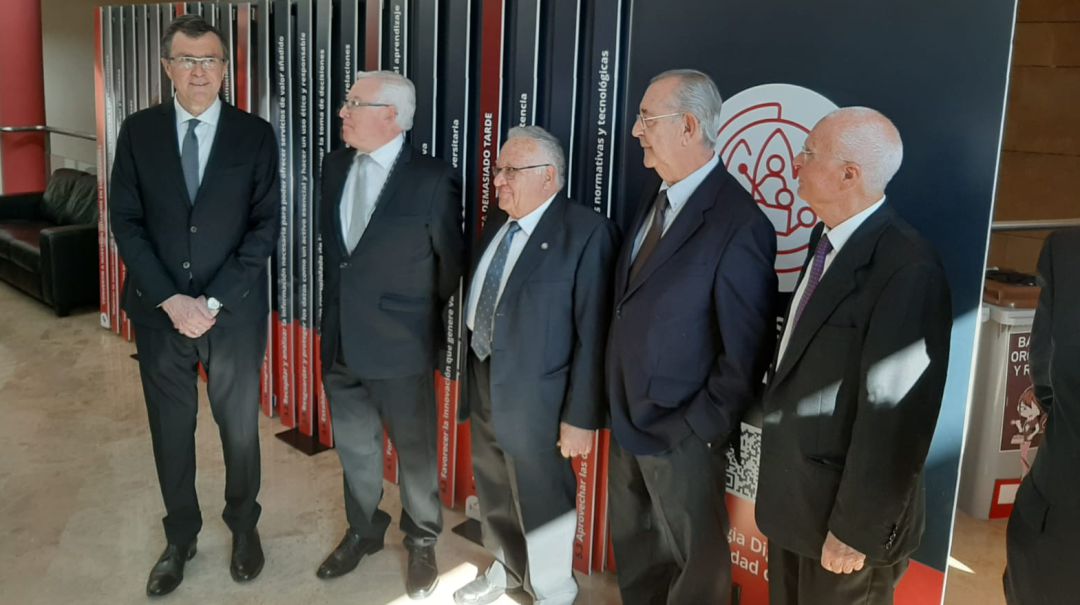 Los exrectores Lozano, Roca, Monreal, Ballesta y Cobacho minutos antes de recibir la medalla de oro de la UMU Los exrectores Lozano, Roca, Monreal, Ballesta y Cobacho minutos antes de recibir la medalla de oro de la UMU