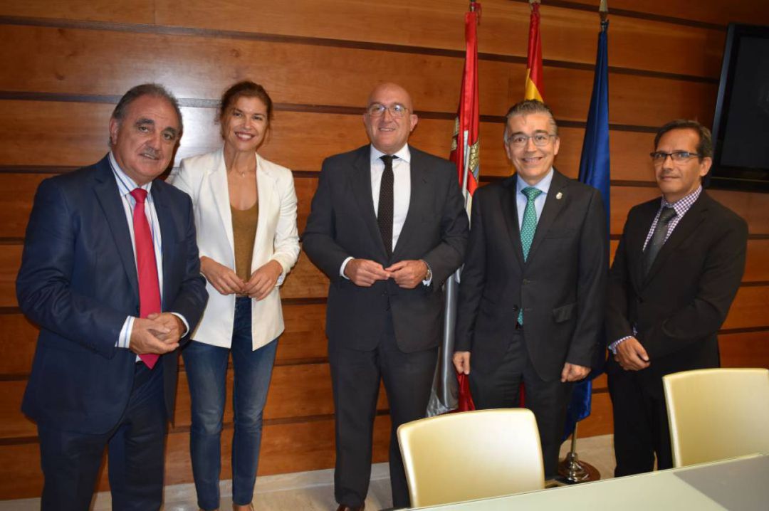 En el centro de la Foto el consejero de agricultura, Ganadería y Desarrollo Rural de la Junta de Castilla y León que este viernes está en Cervera de Pisuerga (Palencia) En el centro de la Foto el consejero de agricultura, Ganadería y Desarrollo Rural de la Junta de Castilla y León que este viernes está en Cervera de Pisuerga (Palencia)