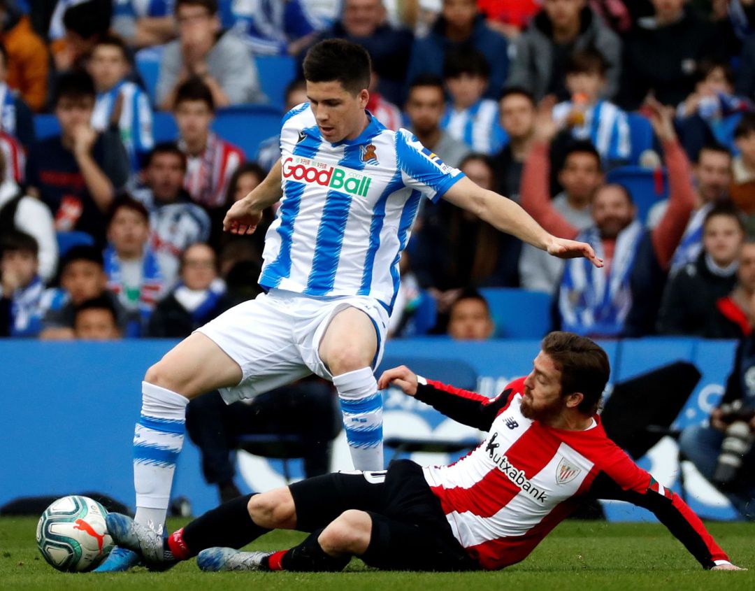 Zubeldia protege un balón ante la entrada de Iker Muniain Zubeldia protege un balón ante la entrada de Iker Muniain