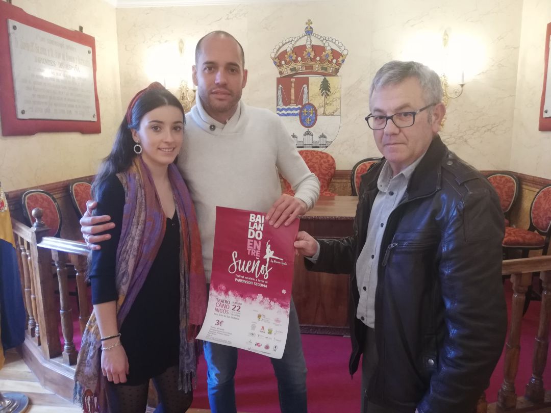 En el acto de entrega de la recaudación han participado el Alcalde del Real Sitio de San Ildefonso, Samuel Alonso (C), el Presidente de la Asociación Parkinson Segovia, Javier Herrero y la directora del evento, Marina Tejedor
En el acto de entrega de la recaudación han participado el Alcalde del Real Sitio de San Ildefonso, Samuel Alonso (C), el Presidente de la Asociación Parkinson Segovia, Javier Herrero y la directora del evento, Marina Tejedor