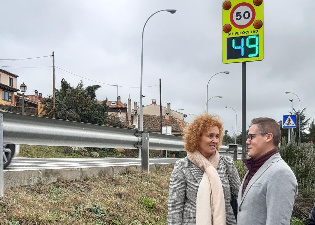 La subdelegada del Gobierno Lirio Martín junto al alcalde de Torrecaballeros Rubén de Andrés durante la visita a las obras de mejora de la seguridad vial en la travesia del municipio La subdelegada del Gobierno Lirio Martín junto al alcalde de Torrecaballeros Rubén de Andrés durante la visita a las obras de mejora de la seguridad vial en la travesia del municipio