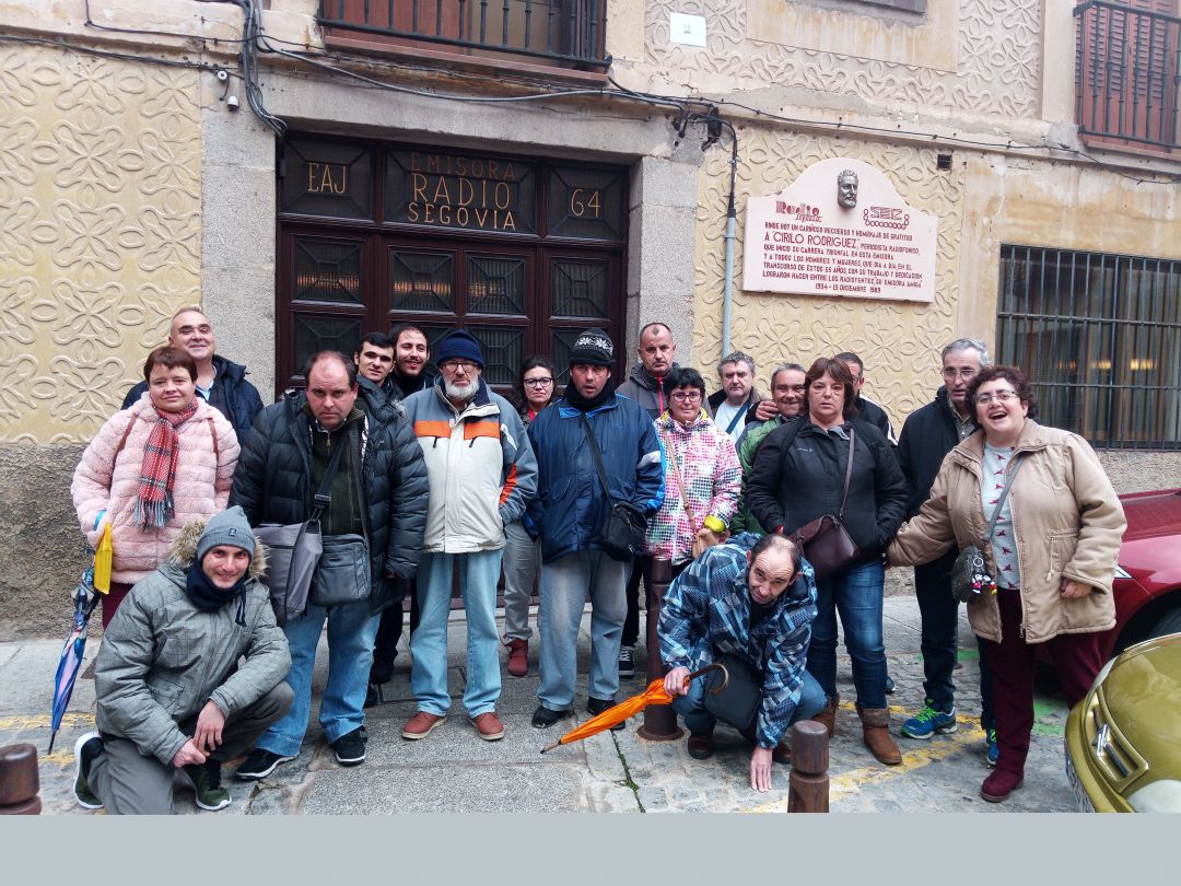 Integrantes de la Asociación Amanecer a las puertas de Radio Segovia Integrantes de la Asociación Amanecer a las puertas de Radio Segovia