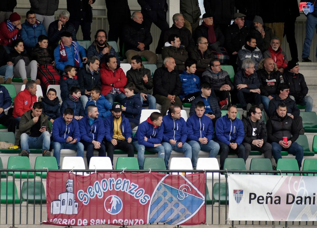 Componentes de varias peñas en las gradas de La Albuera durante el último partido de liga Componentes de varias peñas en las gradas de La Albuera durante el último partido de liga