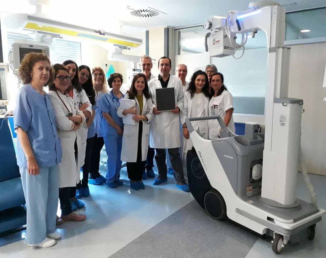 Instalaciones de Neonatología con profesionales de este servicio y responsables de Radiodiagnóstico junto a uno de los dos equipos portátiles de radiología digital adquiridos por el Hospital de Valme. Instalaciones de Neonatología con profesionales de este servicio y responsables de Radiodiagnóstico junto a uno de los dos equipos portátiles de radiología digital adquiridos por el Hospital de Valme.