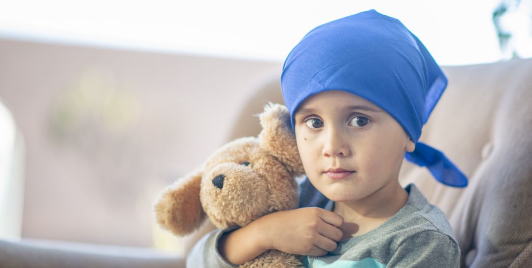 Una niña con leucemia en la sala de espera Una niña con leucemia en la sala de espera