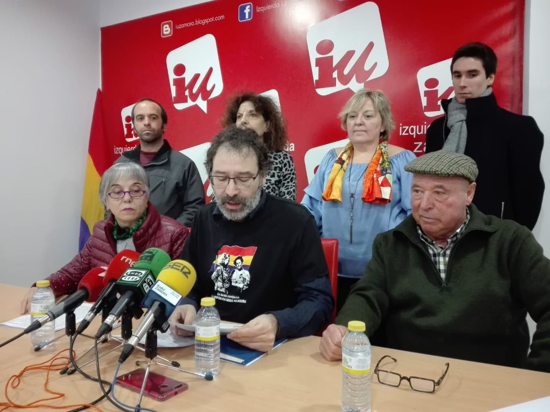 Miguel Ángel Viñas acompañado del alcalde de Belver de los Montes, Francisco Arcos (a la derecha) y de los diputados de la coalición de izquierdas en la Diputación Provincial Miguel Ángel Viñas acompañado del alcalde de Belver de los Montes, Francisco Arcos (a la derecha) y de los diputados de la coalición de izquierdas en la Diputación Provincial