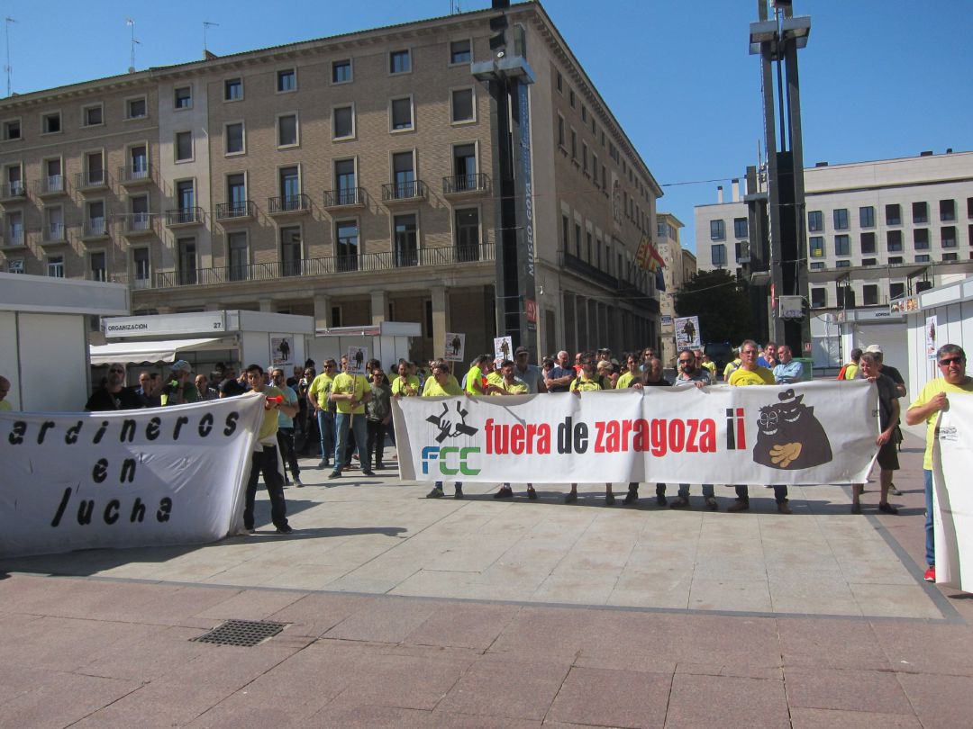 Protesta de trabajadores de FCC ante las puertas del Ayuntamiento de Zaragoza: ya llevan 4 semanas en huelga Protesta de trabajadores de FCC ante las puertas del Ayuntamiento de Zaragoza: ya llevan 4 semanas en huelga