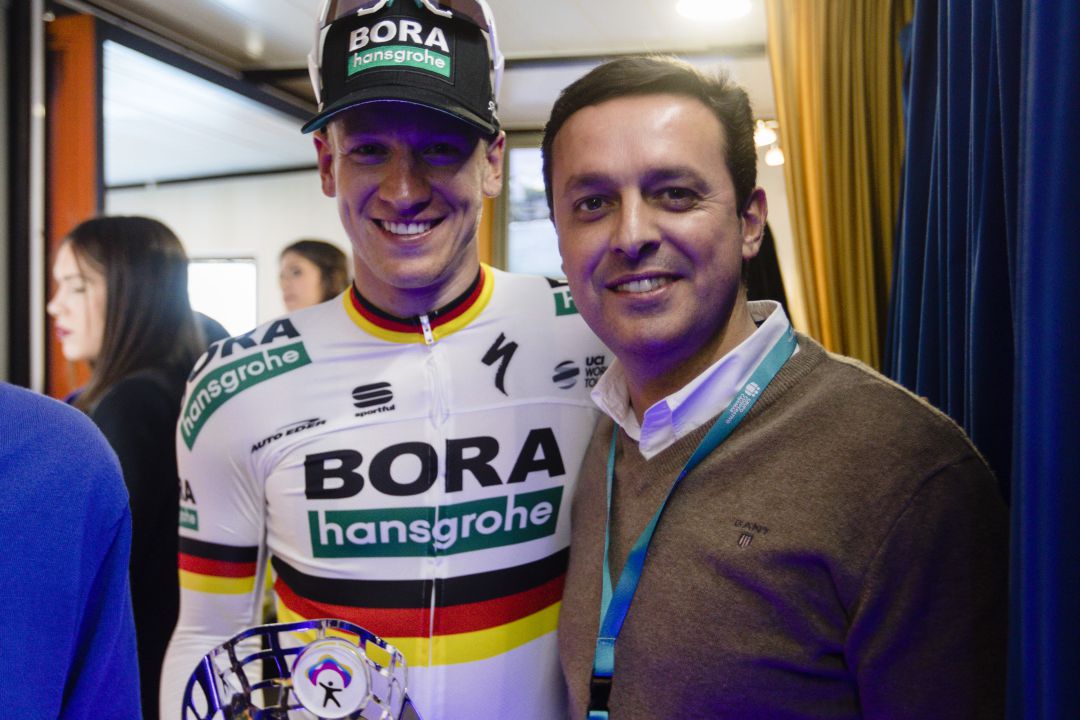 Javier Aureliano con el ganador de la pasada edición. Javier Aureliano con el ganador de la pasada edición.