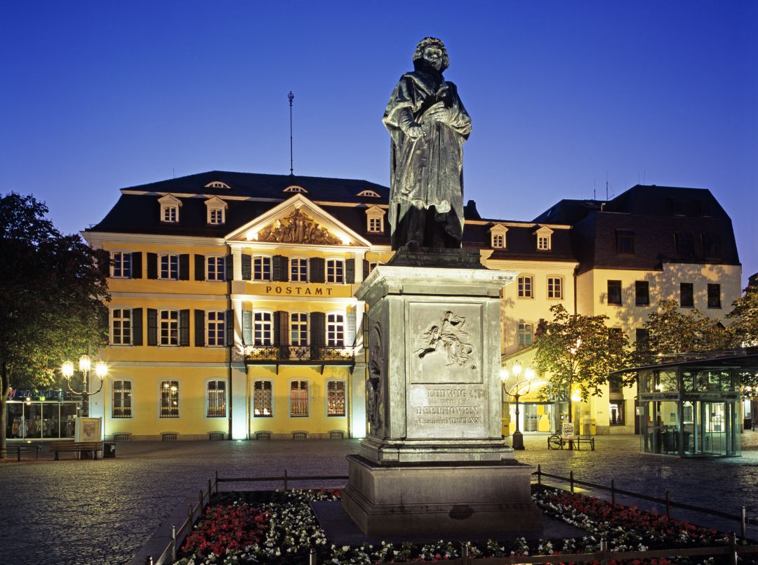 Monumento a Beethoven en Bonn, su ciudad natal Monumento a Beethoven en Bonn, su ciudad natal