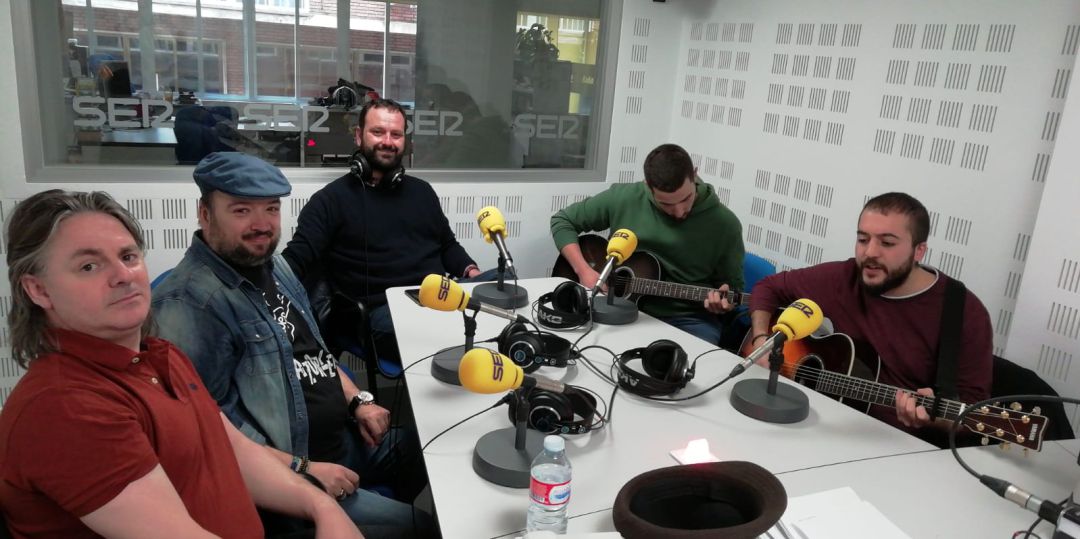 Jesús Caballero ( centro ) junto a miembros de las bandas The Road y Chris Allan and the Troublues Jesús Caballero ( centro ) junto a miembros de las bandas The Road y Chris Allan and the Troublues