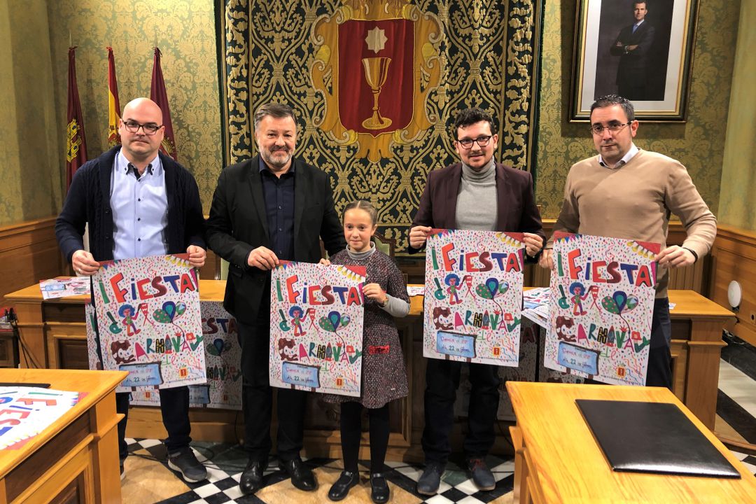 Zoa Puchaes, en el centro, junto al alcalde, el concejal y los representantes de la Asociación HC y la Comisión Zoa Puchaes, en el centro, junto al alcalde, el concejal y los representantes de la Asociación HC y la Comisión
