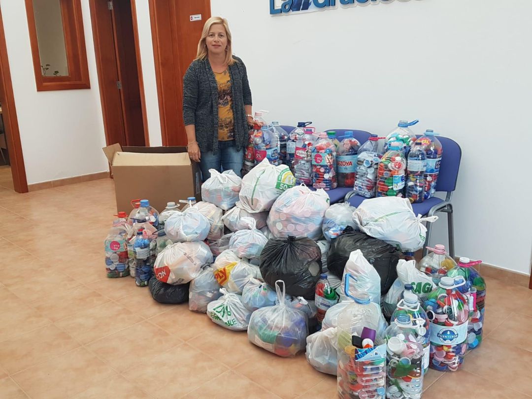 La concejal delegada de La Graciosa, Alicia Páez, junto a parte de los tapones recogidos. La concejal delegada de La Graciosa, Alicia Páez, junto a parte de los tapones recogidos.