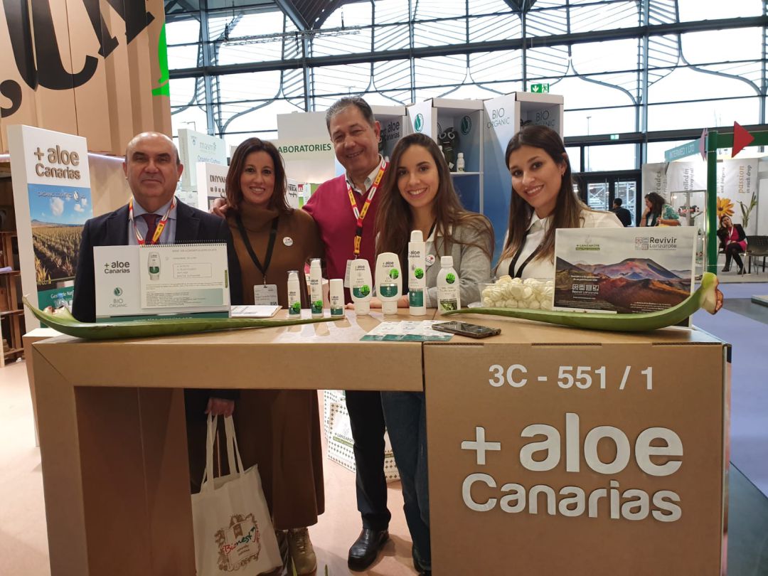 Raquel Caraballo gerente de la empresa y el equipo de Aloe Plus Lanzarote, junto al.Presidente y Vicepresidente de ASOCIALOE. Raquel Caraballo gerente de la empresa y el equipo de Aloe Plus Lanzarote, junto al.Presidente y Vicepresidente de ASOCIALOE.