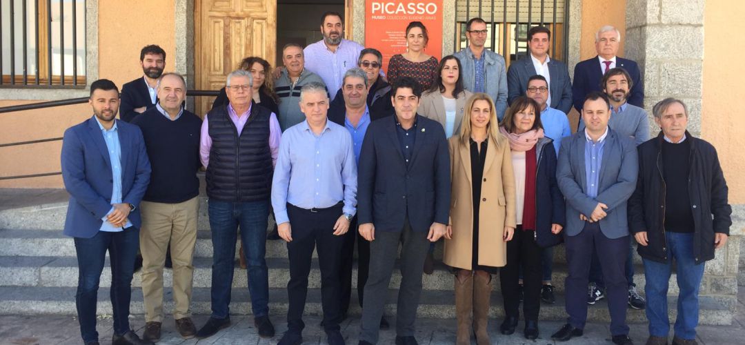 Pérez y una veintena de alcaldes de la Sierra Norte Pérez y una veintena de alcaldes de la Sierra Norte