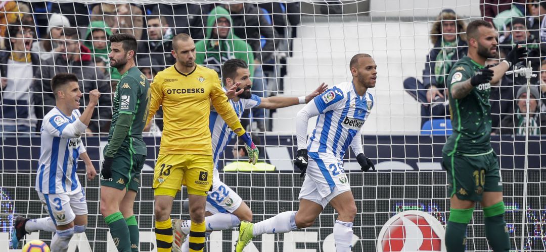 Bustinza (i) y Siovas celebran el gol de Martin Braithwaite (d) ante el Real Betis en el encuentro de la temporada pasada en Butarque. Bustinza (i) y Siovas celebran el gol de Martin Braithwaite (d) ante el Real Betis en el encuentro de la temporada pasada en Butarque.