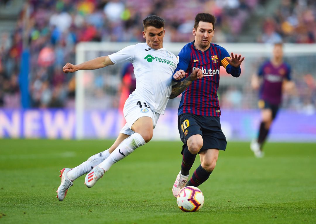 Arambarri (i) y Leo Messi pelean por un balón en el partido del Camp Nou de la pasada temporada. Arambarri (i) y Leo Messi pelean por un balón en el partido del Camp Nou de la pasada temporada.