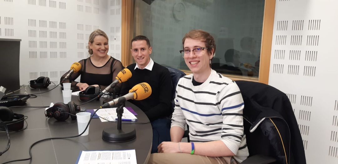 El concejal de Diversidad de Fuenlabrada (en el centro) y representantes de la Federación Estatal LGTB (izquierda) y de Arcópolis (derecha) en nuestros estudios. El concejal de Diversidad de Fuenlabrada (en el centro) y representantes de la Federación Estatal LGTB (izquierda) y de Arcópolis (derecha) en nuestros estudios.