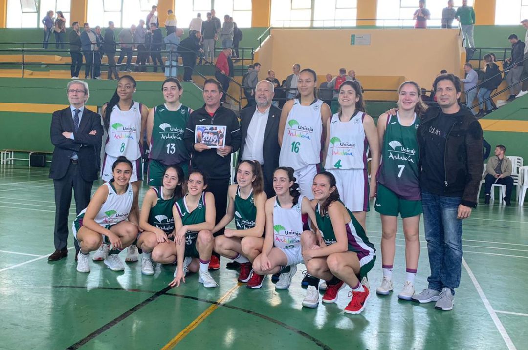 Javier Imbroda, junto al entrenador Xavi Pascual, posan con un equipo del Unicaja Javier Imbroda, junto al entrenador Xavi Pascual, posan con un equipo del Unicaja