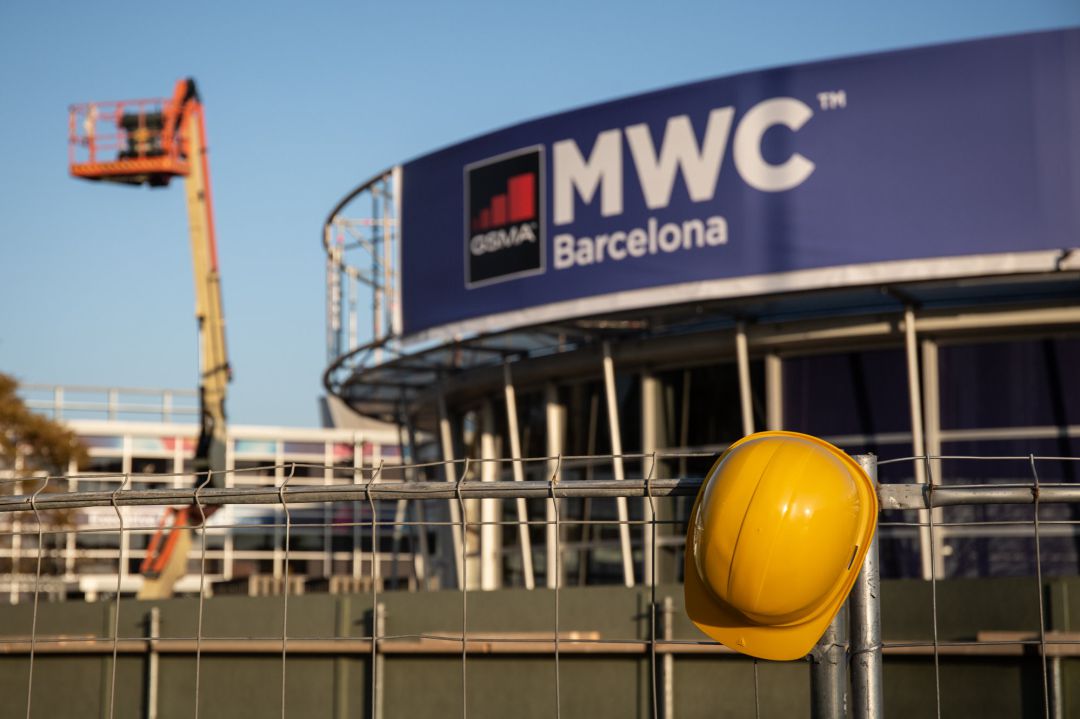 Un casco de obra amarillo colgado en una de las vallas que cierran el recinto del Mobile World Congress durante el desmantelamiento de los stands tras la cancelación de la feria por la crisis del coronavirus y las anulaciones de empresas Un casco de obra amarillo colgado en una de las vallas que cierran el recinto del Mobile World Congress durante el desmantelamiento de los stands tras la cancelación de la feria por la crisis del coronavirus y las anulaciones de empresas