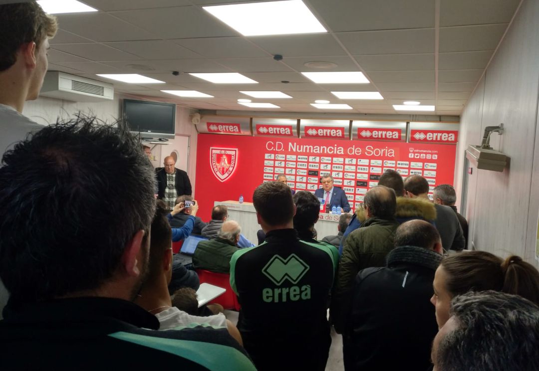 Víctor Martín comparece en rueda de prensa arropado por la familia del Numancia. Víctor Martín comparece en rueda de prensa arropado por la familia del Numancia.