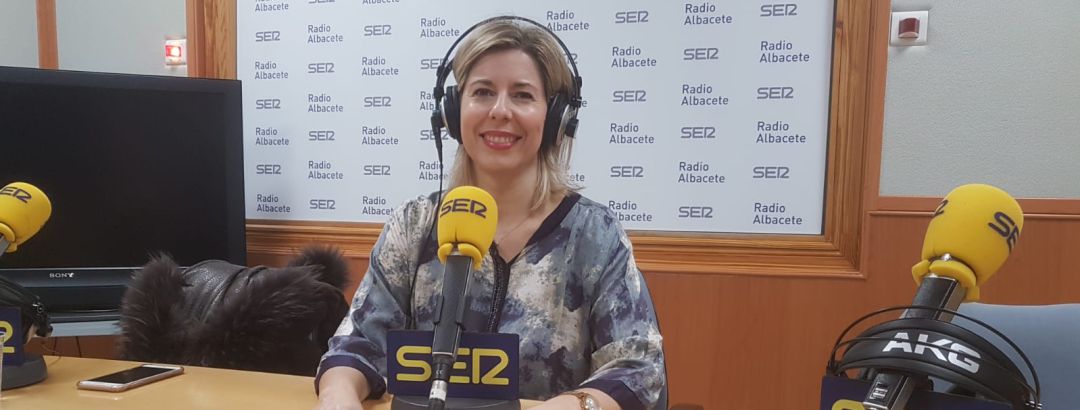 Elvira Argandoña en los estudios de Radio Albacete Elvira Argandoña en los estudios de Radio Albacete