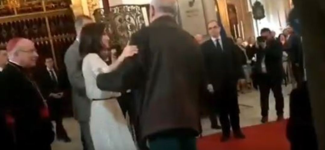 La reina Letizia se salta los protocolos para saludar a Manuel Ovalle. La reina Letizia se salta los protocolos para saludar a Manuel Ovalle.