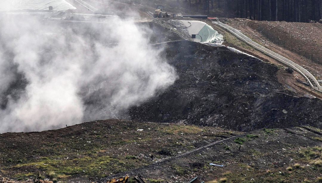 Vista de los trabajos este domingo de rescate de los dos trabajadores sepultados en el desplome de un vertedero de miles de toneladas de residuos industriales en Zaldibar (Bizkaia) el pasado jueves. Vista de los trabajos este domingo de rescate de los dos trabajadores sepultados en el desplome de un vertedero de miles de toneladas de residuos industriales en Zaldibar (Bizkaia) el pasado jueves.