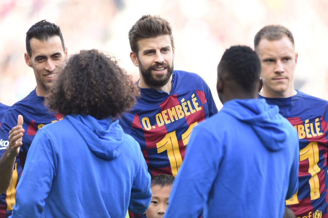 Gerard Piqué, antes del partido frente al Getafe, mostrando su apoyo a Dembélé con la camiseta del francés con el dorsal en el pecho Gerard Piqué, antes del partido frente al Getafe, mostrando su apoyo a Dembélé con la camiseta del francés con el dorsal en el pecho