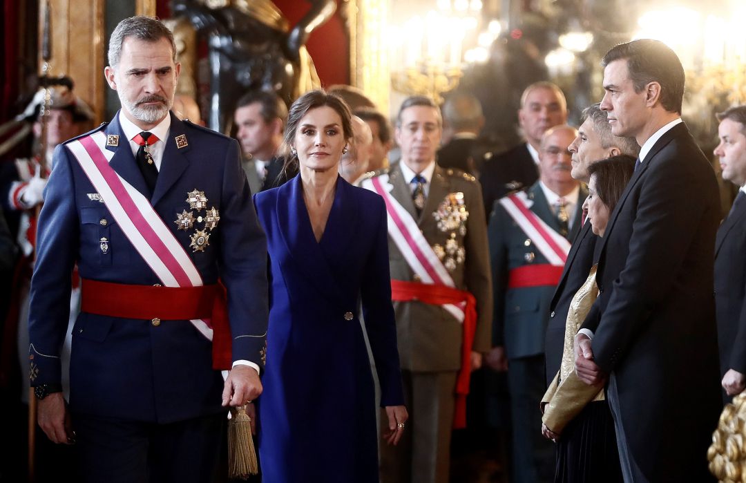 El rey Felipe VI y la reina Letizia caminan delante del presidente del Gobierno, Pedro Sánchez, en el interior del Palacio Real de Madrid durante la celebración de la 'Pascua Militar' el pasado 7 de enero. El rey Felipe VI y la reina Letizia caminan delante del presidente del Gobierno, Pedro Sánchez, en el interior del Palacio Real de Madrid durante la celebración de la 'Pascua Militar' el pasado 7 de enero.