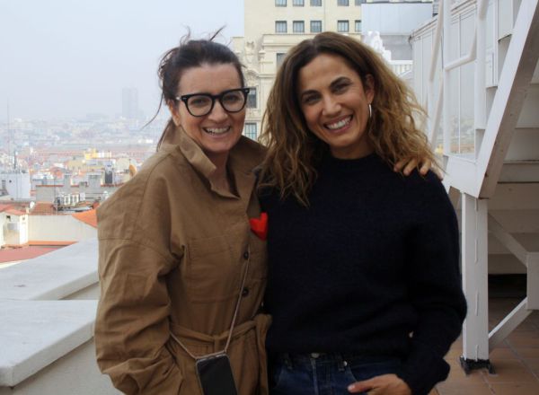 Sílvia Abril y Toni Acosta en la terraza de los estudios centrales de la Cadena SER.