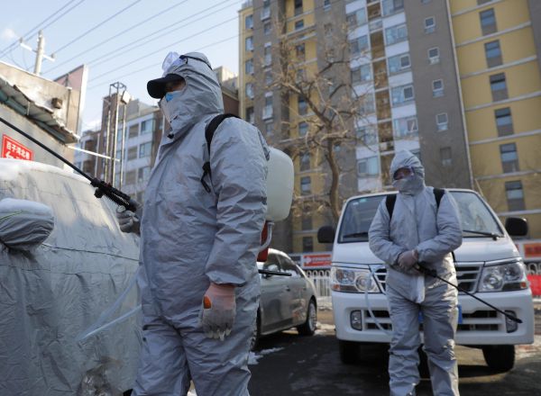 Beijing (China), 15/02/2020.- Workers wearing protective suits disinfect a residential area in Beijing, China, 15 February 2020. Beijing officials ordered everyone returning to the city after the holidays to go into quarantine for 14 days in order to control the spread of coronavirus. The disease caused by the novel coronavirus (SARS-CoV-2) has been officially named COVID-19 by the World Health Organization (WHO). The outbreak, which originated in the Chinese city of Wuhan, has so far killed at least 1,526 people with over 67,000 infected worldwide, mostly in China. EFE/EPA/WU HONG