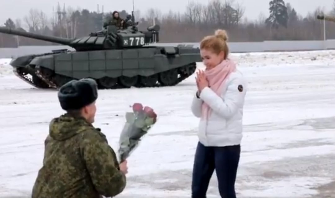 Un soldado ruso pide matrimonio a su novia entre tanques militares. Un soldado ruso pide matrimonio a su novia entre tanques militares.