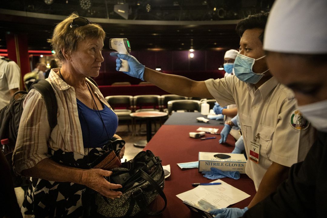 Los pasajeros del crucero MS Westerdam esperan para un último examen de salud antes de desembarcar Los pasajeros del crucero MS Westerdam esperan para un último examen de salud antes de desembarcar