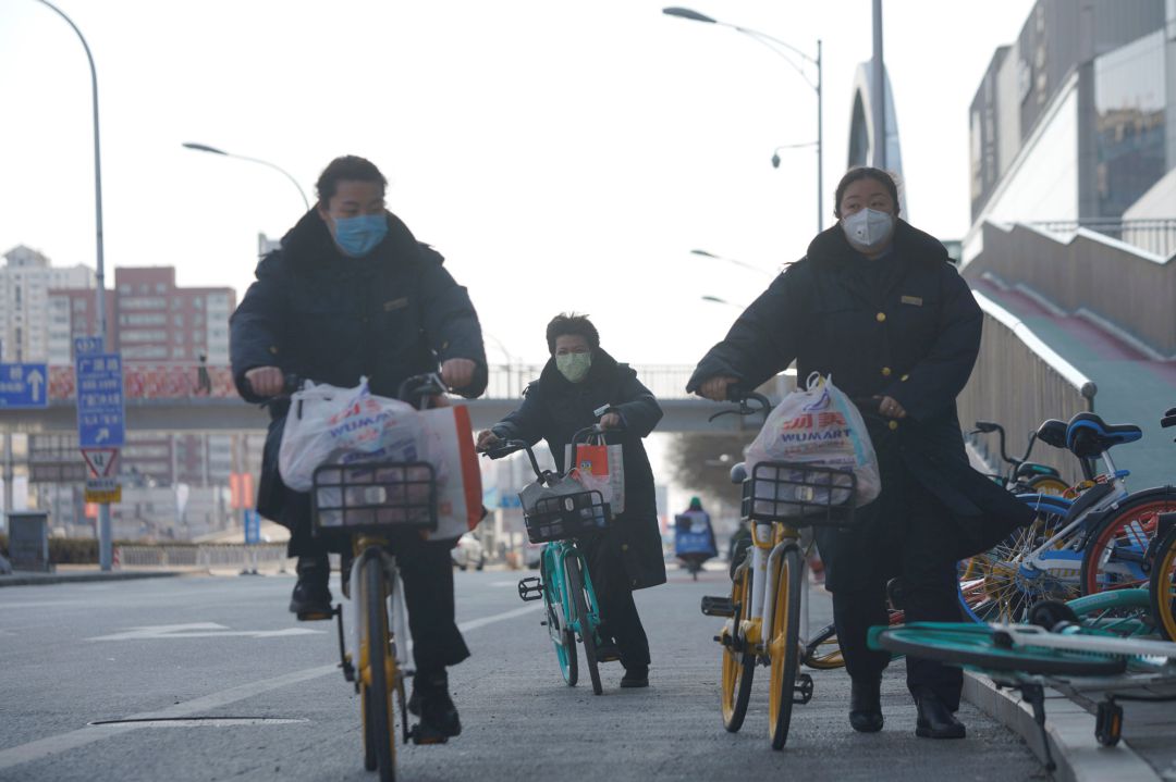 Varios ciudadanos circulan en bicicleta por las calles de Pekín Varios ciudadanos circulan en bicicleta por las calles de Pekín
