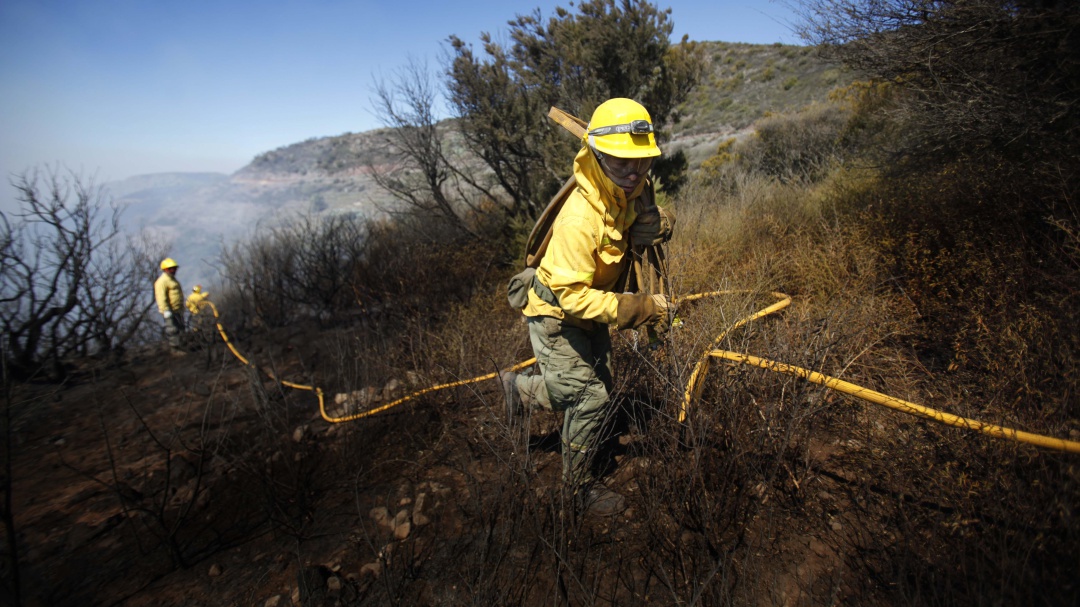El incendio de los bomberos forestales en Canarias: jubilaciones a los 68 e incapacitaciones a los 50 años