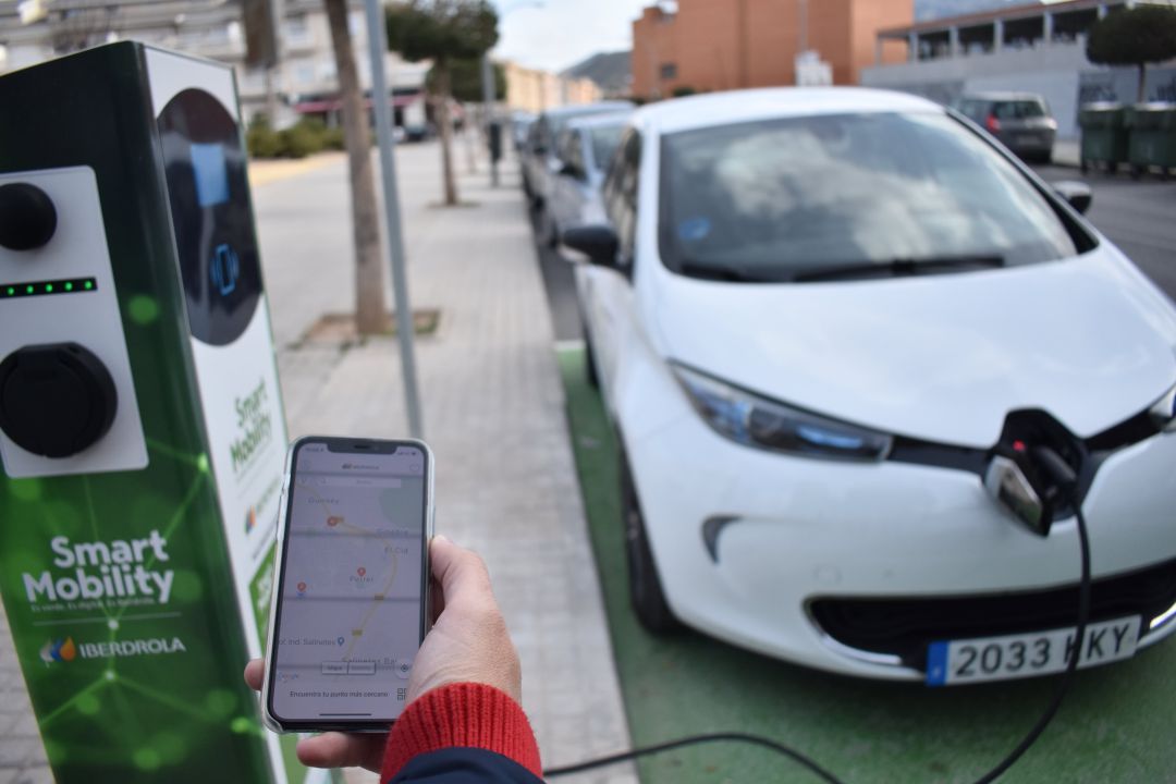 Petrer estrena dos puntos de recarga para vehículos eléctricos Petrer estrena dos puntos de recarga para vehículos eléctricos