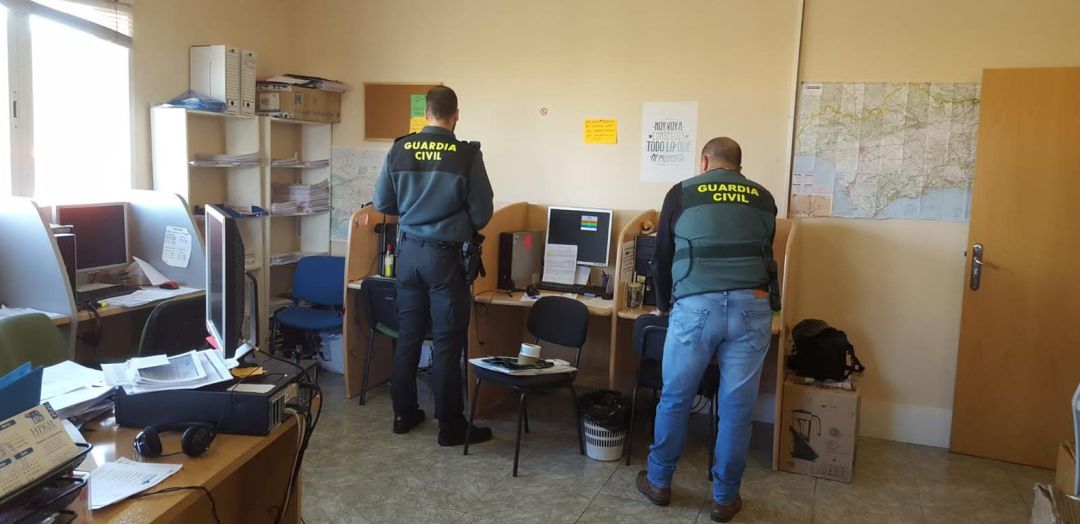 Agentes de la Guardia Civil recogen pruebas en la oficina. Agentes de la Guardia Civil recogen pruebas en la oficina.