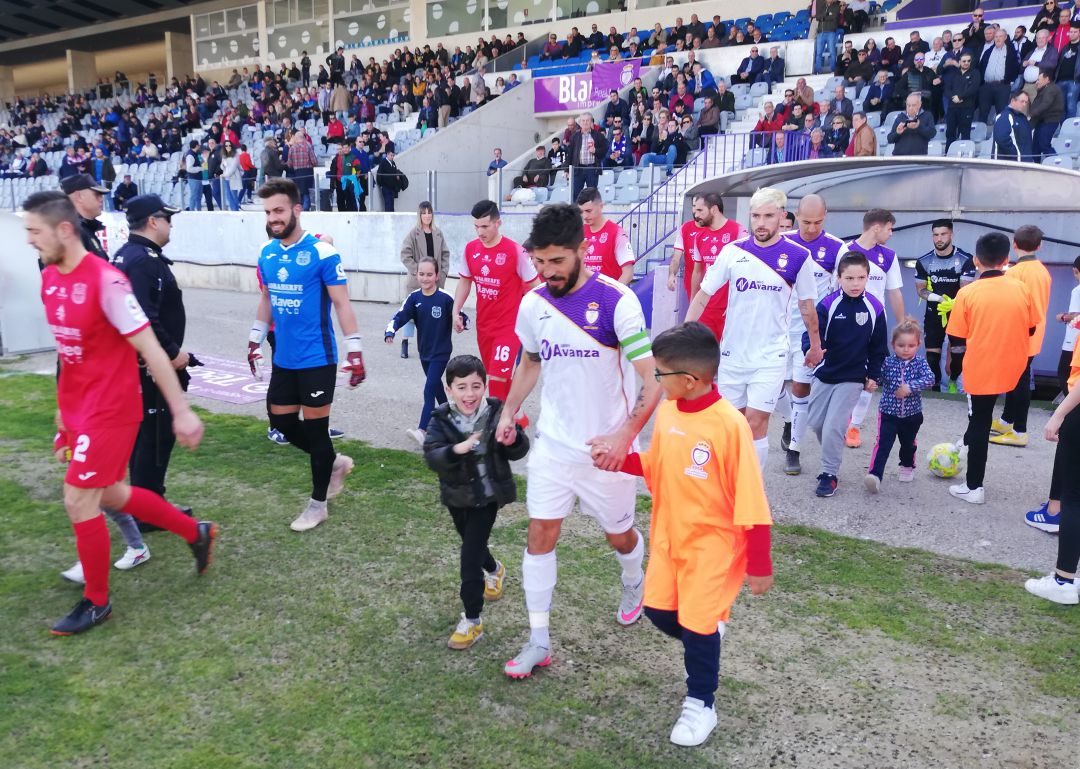 Jugadores de Real Jaén y Torreperogil saliendo al campo de La Victoria. Jugadores de Real Jaén y Torreperogil saliendo al campo de La Victoria.