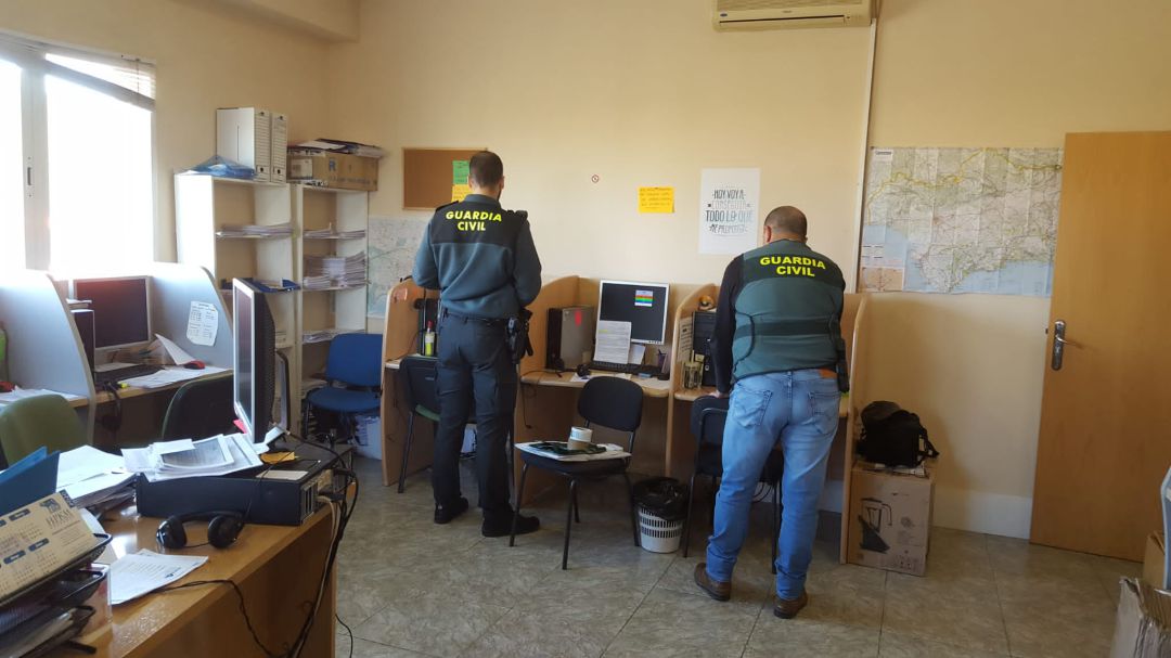 Miembros de la Guardia Civil durante la operación Miembros de la Guardia Civil durante la operación